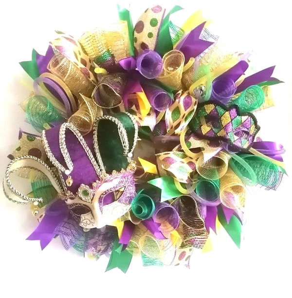 20" Fabric Wreath w Mask, Ribbon